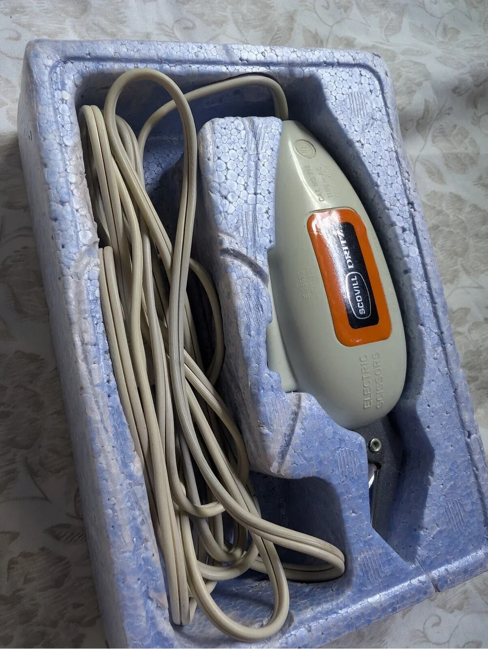 Vintage Scovill Dritz Electric Scissors with Stainless Steel Blades and 8 Foot C